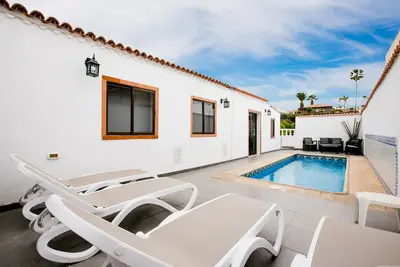 Image de Villa moderne rénovée sur un magnifique terrain de golf
