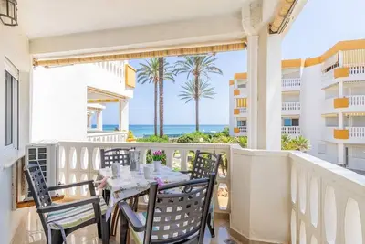 Image de Plage de vacances vue sur la mer depuis la terrasse