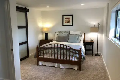 Image de Country Quiet City Convenience, Brand new space-everything's new! Entrée sans clé.