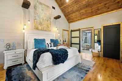 Image de Suite luxueuse / romantique à une chambre avec douche extérieure