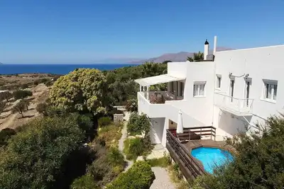Nouvelle villa de luxe avec vue sur la mer dans un endroit isolé