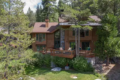 Lux Squaw Estate / Prime Location: 4+ Ensuites / Sleeps 16 / Hot Tub / Golf & Mtn Views