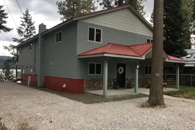 Image de AmpCamp Gifford's Lakeview Lodge❤️4 chambres / 5 salles de bain❤️Accès privé au bord de l'eau❤️