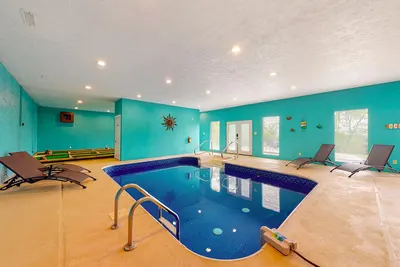 Superbe cabine avec vue sur la montagne avec piscine privée, bain à remous, mini-golf et table de billard!