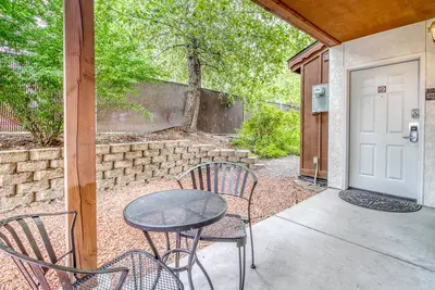 Image de Condo au rez-de-chaussée avec deux terrasses, piscines partagées et bains à remous - marchez au centre-ville!