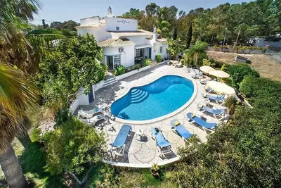 Image de Superbe emplacement. Grande villa près de Gale plage / pingpong / à pied des restaurants / plage