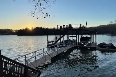 Image de Nouveau! Échapper à cette belle maison sur le lac Blue Ridge