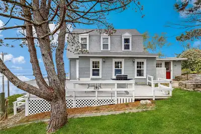 Image de Maison acceptant les chiens, face à la baie avec une vue magnifique sur l'océan et une cuisine complète
