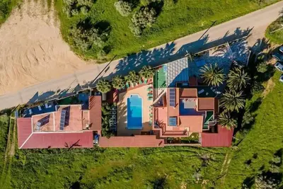 Image de Immense maison 9 chambres pour 27 personnes! Chauffage / Piscine, Jacuzzi, Sauna, Billard, T / Tennis