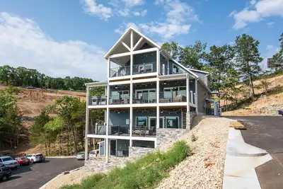 Image de Belle Lakeview 10 Master Suites / bain à remous privé / piscine extérieure / intérieure