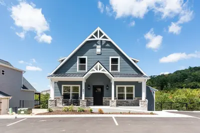 Image de 14 Master Suites avec bain à remous privé / piscine communautaire extérieure et intérieure