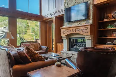 Image de 3Bd + loft avec accès ski in / out et vues panoramiques!