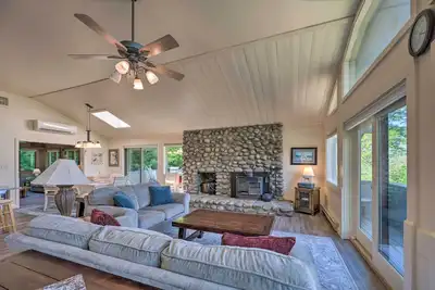 Image de Nouveau! Maison w / Balcon - 5. 5 mi à Cranmore Resort!