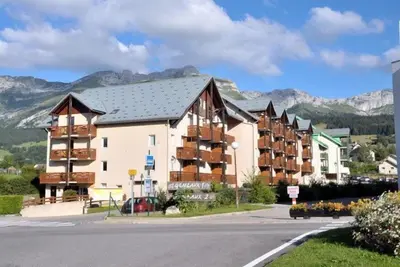 Image de Studio Rustique Parfait pour les skieurs | Local à skis + Près du Navette + Accès Piscine Extérieure