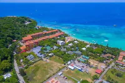 Image de Condo de West Bay près de la plage