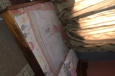 Image de belle chambre simple avec air conditionné et internet sans fil