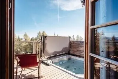 Image de Propre cabane avec sauna et bain à remous