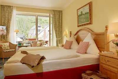 Image de Landhauszimmer \"Comfort\", balcon et vue sur le vignoble - Ringhotel Bömers Mosellandhotel