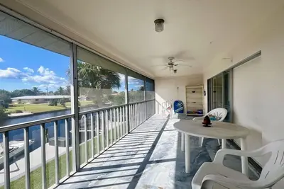 Image de 55+ communauté de condos avec un accès facile à toutes les commodités de Cape Coral