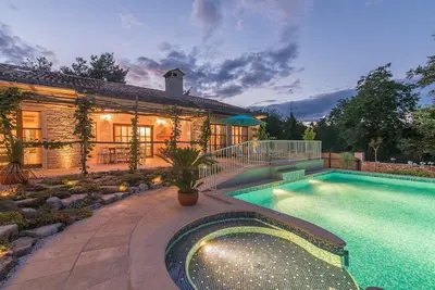 Image de Villa Lipica avec piscine privée et jacuzzi