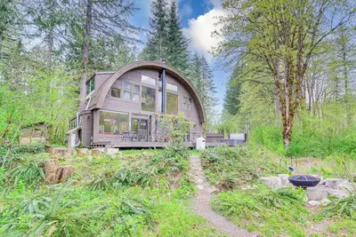 Image de Nouveau-Riverfront Cabin w / Deck sur la rivière Skykomish