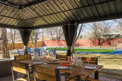 Image de Retraite Tennyson moderne en face du lac w / Huge Park Like Yard