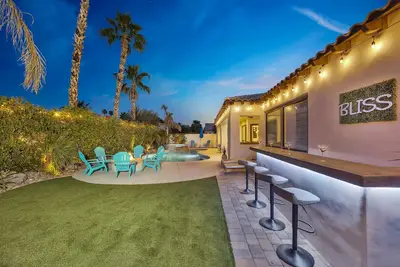 Image de Bliss: piscine et spa, table de billard, ping-pong et bar extérieur! ! !