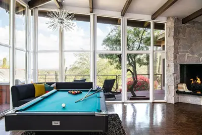 Image de Tranquil Desert Estate w / Superbe vue panoramique sur la montagne et la piscine, par AvantStay