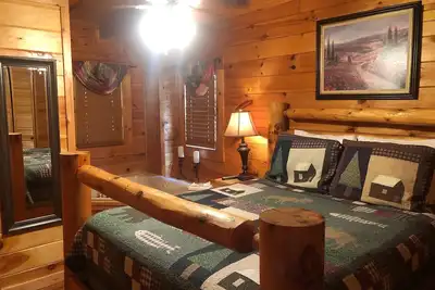 Image de Cabine confortable de 2 chambres avec foyer - à 15 minutes de Pigeon Forge