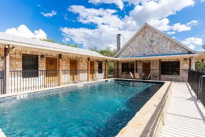 Image de Rivière Frio! - Subdivision Cypress Bend - Arrowhead à la maison avec piscine! ! !