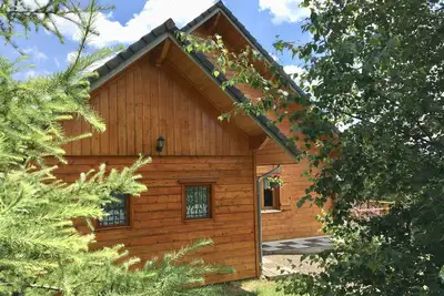 Image de A jewel in a natural setting. Un chalet tout bois dans un écrin de nature.