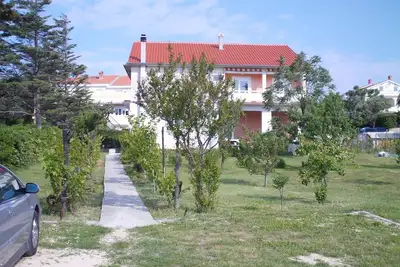 Image de Appartement de deux chambres avec le balcon et la vue sur le mer Kampor, Rab (A-17886-a)
