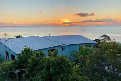 Blue Ocean View Beach House, spectacular seaview, 3 min walk to Tanga beachfront