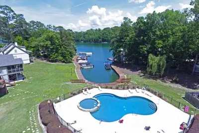 Image de Lake Martin House avec piscine - pratique pour Atl, Au, Bham, Montgomery