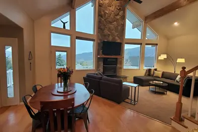 Image de Chalet sur mesure | Vues imprenables ~ Minutes de Pineview & Ski ~ Garage