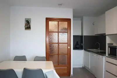 Image de Studio skis aux pieds pour 4 personnes, cœur de station