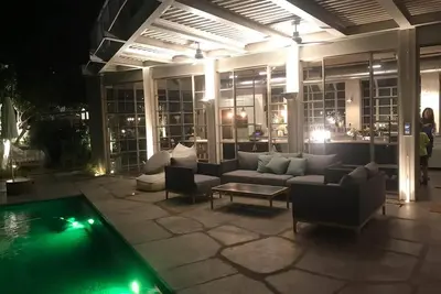 Image de maison de villa privée. joli jardin, piscine en ville, calme /