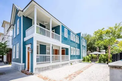 Image de Luxuriously Renovated Home - 1 Block From King St!