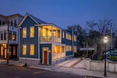 Image de Luxury Rental - Historic Charm - Central Location!