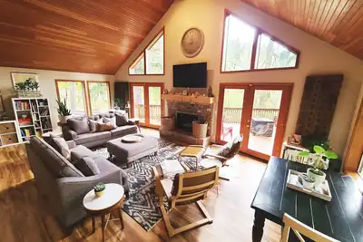 Image de Belle coutume 3Bd 2. 5Ba treehouse sentir juste près du centre-ville et Hayward Field