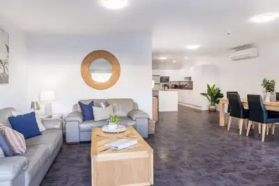 Image de Cet appartement au rez-de-chaussée joliment présenté est entièrement autonome et comprend tous les moder