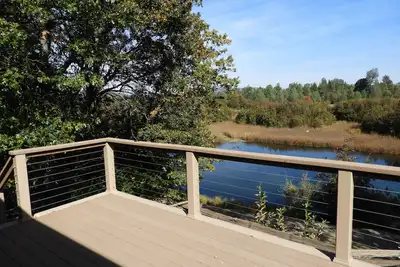 Image de Maison de 2 300 pieds carrés sur une falaise surplombant Hat Creek
