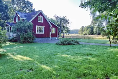 Image de Charmant chalet avec grande terrasse en bord de mer et nature.