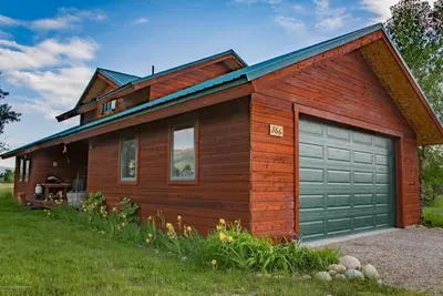 Image de Charmante cabine de montagne de luxe pour le ski ou les aventures d'été!