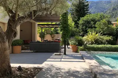 Image de Maison de ville magnifiquement rénovée avec piscine et jardins