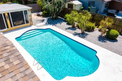 Image de Belle maison rénovée - piscine extérieure et salle de fête en Floride