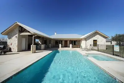 Image de Nouvelle construction avec piscine!