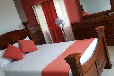 Image de Cette propriété est située à proximité des plages publiques et privées et des restaurants. .