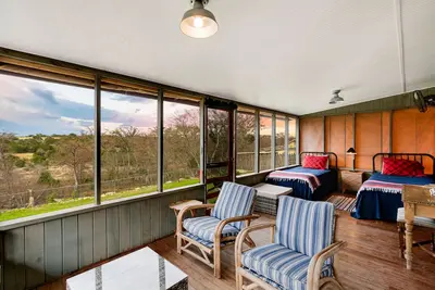 Image de Cosy Riverfront Cabin!