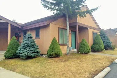 Image de Hunter Townhouse - à pied des pistes! Location saisonnière de ski - 3br / 3ba. Privé